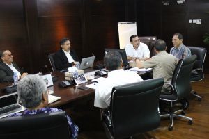 Menko Luhut B. Pandjaitan pimpin rapat terkait pembahasan gunung sinabung dengan Bupati Karo, Terkelin Brahmana dan Kepala BNPB, Willem Rampangilei di Kantor Maritim, Jakarta (27/2).