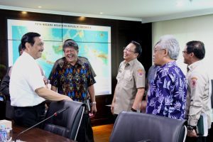 Menko Luhut B. Pandjaitan pimpin rapat terkait pembahasan gunung sinabung dengan Bupati Karo, Terkelin Brahmana dan Kepala BNPB, Willem Rampangilei di Kantor Maritim, Jakarta (27/2).