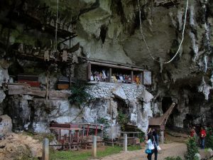                         Tim khusus Kemenko Maritim menindaklanjuti arahan Wakil Presiden Republik Indonesia menjadikan Toraja sebagai destinasi kawasan strategis pariwisata nasional ke-11, Objek Wisata Londa Tanah Toraja (07/02)