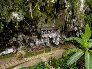                         Tim khusus Kemenko Maritim menindaklanjuti arahan Wakil Presiden Republik Indonesia menjadikan Toraja sebagai destinasi kawasan strategis pariwisata nasional ke-11, Objek Wisata Londa Tanah Toraja (07/02)