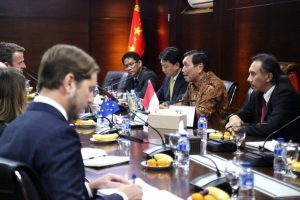 Menteri Koordinator Bidang Kemaritiman Luhut B Pandjaitan pada saat meeting dengan Mr. Dan Thehan (Minister Assisting The Prime Minister fo Cyber Security of Australia) di Kantor Kemenko Maritim (1/2)