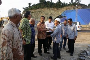 Menteri Koordinator Bidang Kemaritiman Luhut B Pandajiatan di Dampingi Deputi 3 Bidang Infrastruktur Ridwan Djamaludin meninjau salah satu nikel di PT IMIP di Morowali (9/2)