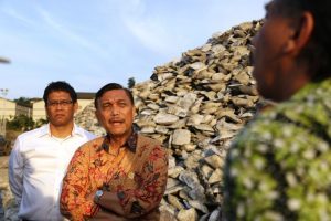 Menteri Koordinator Bidang Kemaritiman Luhut B Pandajiatan di Dampingi Deputi 3 Bidang Infrastruktur Ridwan Djamaludin meninjau salah satu nikel di PT IMIP di Morowali (9/2)