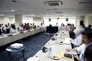 Menko Bidang Kemaritiman, Luhut B. Pandjaitan pimpin Rapat Koordinasi Sinergitas Pembangunan dan Pengelolaan Kawasan Pariwisata Danau Toba di Kantor Maritim, Jakarta (31/1)