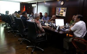 Menteri Koordinator Bidang Kemaritiman Luhut B Pandjaitan menerima Paparan dari Dirut KAI membahas Kereta Jakarta-Surabaya di Kantor Kemenko Maritim (3/2)