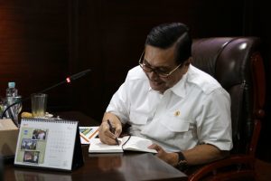 Menteri Koordinator Bidang Kemaritiman Luhut B Pandjaitan menerima Paparan dari Dirut KAI membahas Kereta Jakarta-Surabaya di Kantor Kemenko Maritim (3/2)