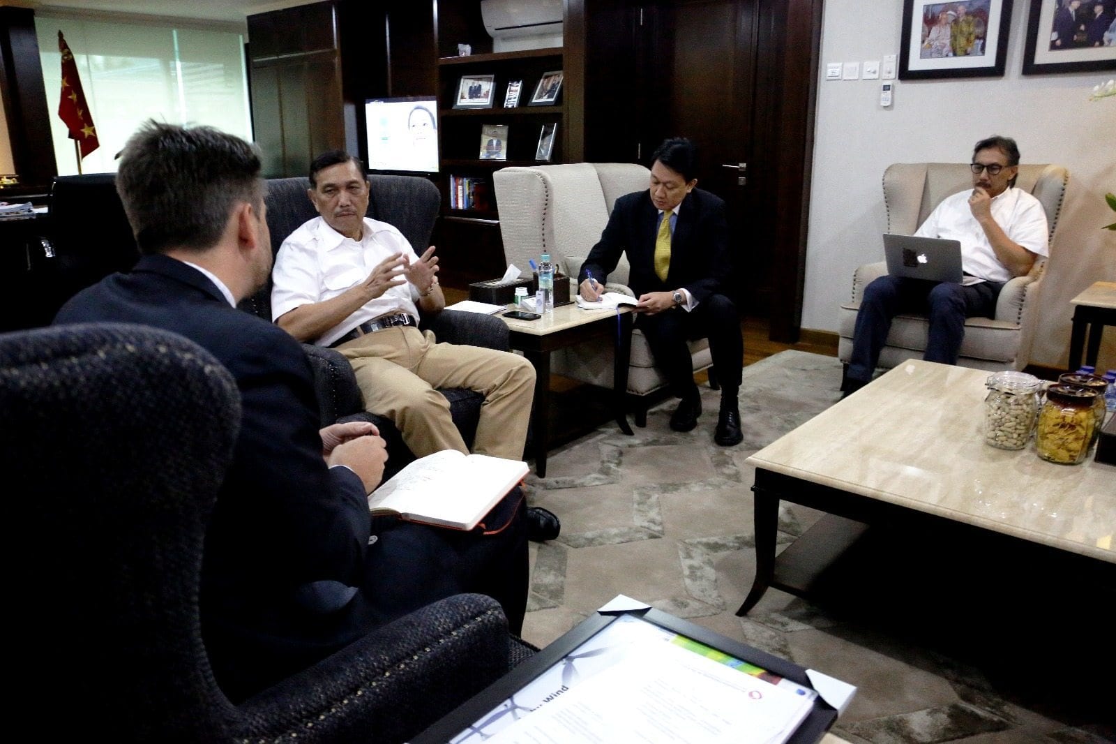Menko Luhut Terima Duta Besar Denmark Mr. Casper Klynge membahas kerjasama di bidang sampah plastik laut Menko Luhut Terima Duta Besar Denmark Mr. Casper Klynge membahas kerjasama di bidang sampah plastik laut