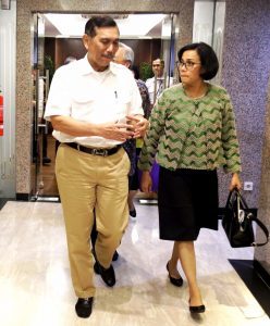 Menteri Koordinator Bidang Kemaritiman Luhut B Pandjaitan berbincang dengan Menteri Keuangan Sri Mulyani sesaat Rapat Koordinasi Tindak Lanjut LRT akan di Mulai (7/2)