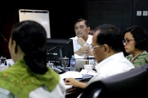 Menteri Koordinator Bidang Kemaritiman Luhut B Pandjaitan Pimpin Rapat Koordinasi Tindak Lanjut LRT yg di hadiri, Menkeu,Men BUMN, dan Menhub di Kantor Maritim (7/2)