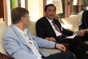 Menteri Koordinator Bidang Kemaritiman Luhut B Pandjaitan Hadiri Season General Meeting 7 dengan Asistant Director General Food and Agriculture organization, Arni Mathiesen dalam agenda World Ocean Summit di Presidential Sofitel Hotel Bali (23/2)