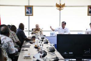 Menko Luhut bersilaturahmi bersama tokoh masyarakat Papua di Kantor Maritim, Jakarta (28/17)