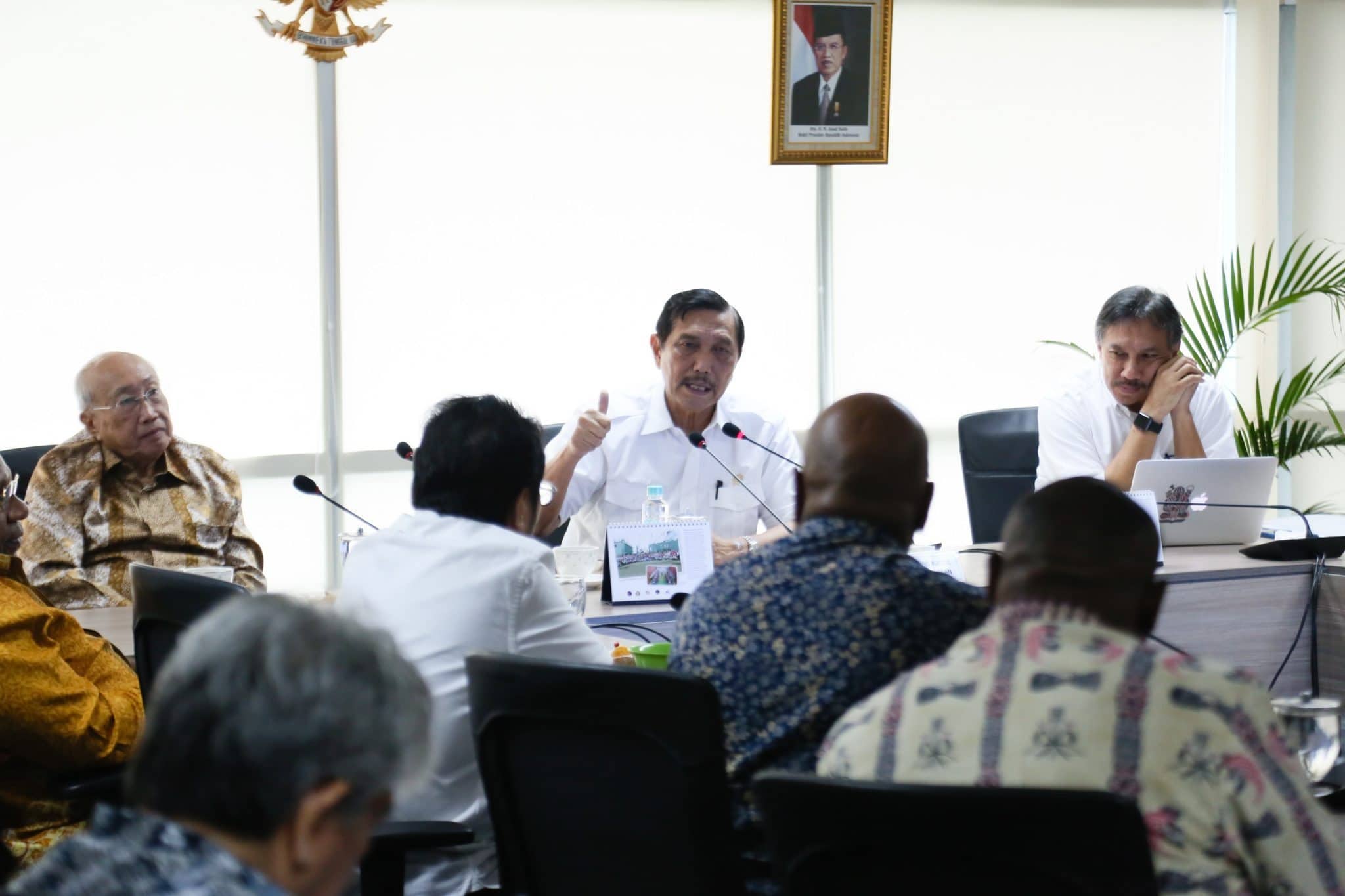 Menko Luhut bersilaturahmi bersama tokoh masyarakat Papua Menko Luhut bersilaturahmi bersama tokoh masyarakat Papua