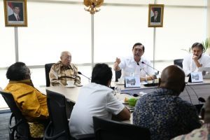 Menko Luhut bersilaturahmi bersama tokoh masyarakat Papua di Kantor Maritim, Jakarta (28/17)