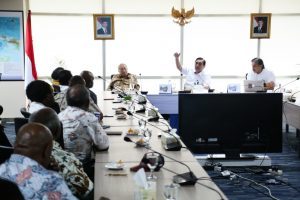 Menko Luhut bersilaturahmi bersama tokoh masyarakat Papua di Kantor Maritim, Jakarta (28/17)