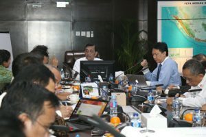 Menko Luhut B. Pandjaitan pimpin Rapat Internal Staf di Kantor Kemenko Maritim, Jakarta (13/3).