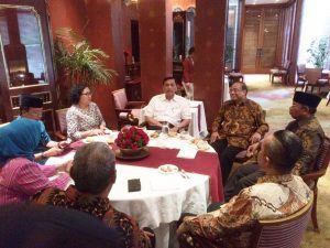 Menko Luhut B Pandjaitan berbincang dengan Ibu Ninuk Mardiana Pambudy (Wapemred Kompas), Muhammad Amin ( Wagub NTB), Mori Hanafi ( Wakil Ketua DPRD Prov. NTB), Indroyono Susilo ( Penasehat Kehormatan Kementerian Pariwisata), Ibu Baiq Dyah Ratu Ganefi (Perwakilan DPD RI NTB), dan Perwakilan dari Beberapa Bupati NTB disela-sela Acara Festival Pesona Tambora 2017 di Hotel Dharmawangsa, Jakarta. (23/01)