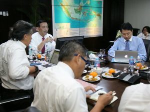 Menko Luhut B. Pandjaitan pimpin Rapat Internal Staf di Kantor Kemenko Maritim, Jakarta (13/3).