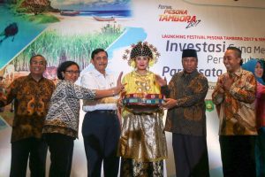 Menko Luhut B Pandjaitan Secara Simbolis Membuka Acara Festival Pesona Tambora didampingi oleh Ibu Ninuk Mardiana Pambudy (Wapemred Kompas), Muhammad Amin (Wagub NTB), Mori Hanafi ( Wakil Ketua DPRD Prov. NTB) dan Indroyono Susilo ( Penasehat Kehormatan Kementerian Parawisata) di Hotel Dharmawangsa, Jakarta. (23/01)