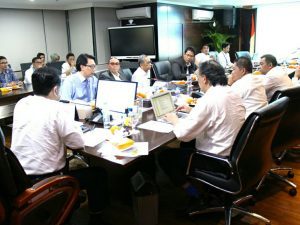 Menko Luhut B. Pandjaitan pimpin Rapat Internal Staf di Kantor Kemenko Maritim, Jakarta (13/3).