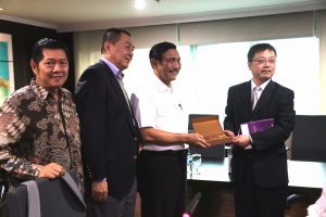 Menko Luhut Meeting Dengan  Mr. Zhou Anjun, Investor China dan Brigjen (Purn) (K) Nurhajizah, Wakil Gubernur Sumatera Utara di Kantor Maritim, Jakarta.(28/02)                        