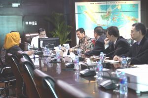 Menko Luhut Meeting Dengan  Mr. Zhou Anjun, Investor China dan Brigjen (Purn) (K) Nurhajizah, Wakil Gubernur Sumatera Utara di Kantor Maritim, Jakarta.(28/02)                        