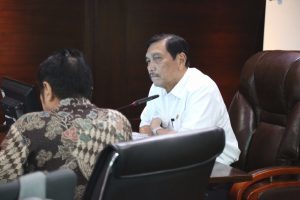 Menko Luhut Meeting Dengan  Mr. Zhou Anjun, Investor China dan Brigjen (Purn) (K) Nurhajizah, Wakil Gubernur Sumatera Utara di Kantor Maritim, Jakarta.(28/02)                        