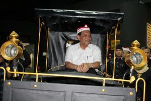 Menko Luhut diatas replika kendaraan tradisional di Bale Panyawangan, Purwakarta (15/03/2017) Dok.Humas Maritim