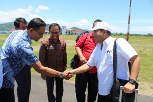 Rombongan Kemenko Bidang Kemaritiman yg di pimpin Deputi Bidang Koordinasi SDM,Iptek dan Kebudayaan Maritim, Safri Burhanuddin meninjau bandara Bua Kabupaten Luwu Sulawesi Selatan (16/3)