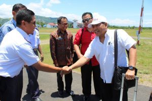 Rombongan Kemenko Bidang Kemaritiman yg di pimpin Deputi Bidang Koordinasi SDM,Iptek dan Kebudayaan Maritim, Safri Burhanuddin meninjau bandara Bua Kabupaten Luwu Sulawesi Selatan (16/3)