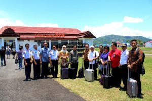 Rombongan Kemenko Bidang Kemaritiman yg di pimpin Deputi Bidang Koordinasi SDM,Iptek dan Kebudayaan Maritim, Safri Burhanuddin meninjau bandara Bua Kabupaten Luwu Sulawesi Selatan (16/3)