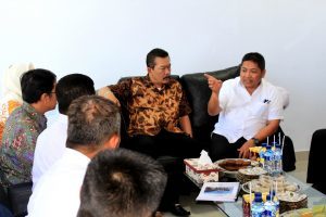 Rombongan Kemenko Bidang Kemaritiman yg di pimpin Deputi Bidang Koordinasi SDM,Iptek dan Kebudayaan Maritim, Safri Burhanuddin meninjau bandara Bua Kabupaten Luwu Sulawesi Selatan (16/3)