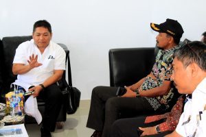 Rombongan Kemenko Bidang Kemaritiman yg di pimpin Deputi Bidang Koordinasi SDM,Iptek dan Kebudayaan Maritim, Safri Burhanuddin meninjau bandara Bua Kabupaten Luwu Sulawesi Selatan (16/3)