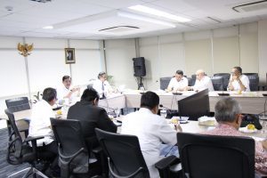 Menko Luhut B. Pandjaitan Memimpin Rapat Internal Staff di Kantor Maritim. (27/03)