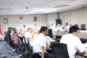 Menko Luhut B. Pandjaitan Memimpin Rapat Internal Staff di Kantor Maritim. (27/03)