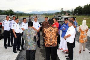 Deputi Bidang Koordinasi SDM,Iptek dan Kebudayaan Maritim Safri Burhanuddin Meninjau Bandara Pongtiku, bandara yg Terbaik yg ada di Toraja, yg nantinya akan di masuki maskapai Garuda Indonesia (16/3)