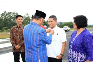 Deputi Bidang Koordinasi SDM,Iptek dan Kebudayaan Maritim Safri Burhanuddin Meninjau Bandara Pongtiku, bandara yg Terbaik yg ada di Toraja, yg nantinya akan di masuki maskapai Garuda Indonesia (16/3)