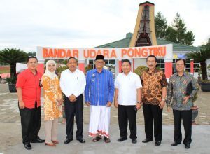 Deputi Bidang Koordinasi SDM,Iptek dan Kebudayaan Maritim Safri Burhanuddin Meninjau Bandara Pongtiku, bandara yg Terbaik yg ada di Toraja, yg nantinya akan di masuki maskapai Garuda Indonesia (16/3)