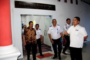 Deputi Bidang Koordinasi SDM,Iptek dan Kebudayaan Maritim Safri Burhanuddin Meninjau Bandara Pongtiku, bandara yg Terbaik yg ada di Toraja, yg nantinya akan di masuki maskapai Garuda Indonesia (16/3)