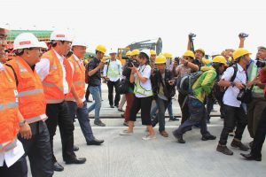 Menteri Koordinator Bidang Kemaritiman Luhut B Pandjaitan Meninjau Terminal Teluk Lamong di Surabaya (20/3) dalam agenda kunjungannya Bapak Menko di dampingi Gubernur Jawa Timur Soekarwo, Direktur Pelindo 3 Orias Petrus Moedak, dalam kunjungannya bapak menko meninjau lokasi tempat curah kering di terminal teluk lamong (20/3)