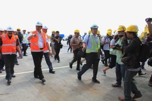 Menteri Koordinator Bidang Kemaritiman Luhut B Pandjaitan Meninjau Terminal Teluk Lamong di Surabaya (20/3) dalam agenda kunjungannya Bapak Menko di dampingi Gubernur Jawa Timur Soekarwo, Direktur Pelindo 3 Orias Petrus Moedak, dalam kunjungannya bapak menko meninjau lokasi tempat curah kering di terminal teluk lamong (20/3)