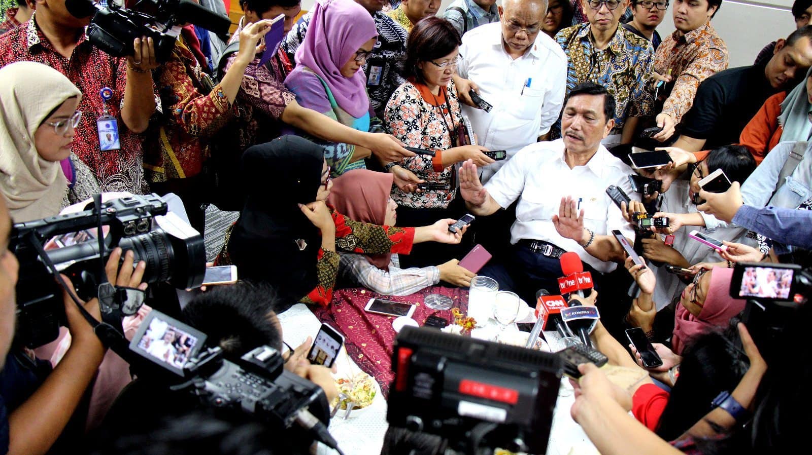 Menko Luhut Menjawab Pertanyaan Media di "Coffe Morning" Menko Luhut Menjawab Pertanyaan Media di "Coffe Morning"