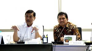 Menteri Koordinator Bidang Kemaritiman Luhut B Pandjaitan Pimpin Rakor Sinkronisasi dan Sinergitas Pengelolaan dan Pengamanan Laut di Kawasan Lego Jangkar di Selat Phillips (Pulau Nipa) dan Selat Singapura (Pulau Tolop) di Kantor Kemenko Maritim (24/3)