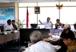 Menteri Koordinator Bidang Kemaritiman Luhut B Pandjaitan Pimpin Rakor Sinkronisasi dan Sinergitas Pengelolaan dan Pengamanan Laut di Kawasan Lego Jangkar di Selat Phillips (Pulau Nipa) dan Selat Singapura (Pulau Tolop) di Kantor Kemenko Maritim (24/3)