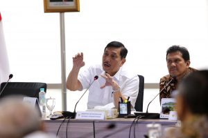 Menteri Koordinator Bidang Kemaritiman Luhut B Pandjaitan Pimpin Rakor Sinkronisasi dan Sinergitas Pengelolaan dan Pengamanan Laut di Kawasan Lego Jangkar di Selat Phillips (Pulau Nipa) dan Selat Singapura (Pulau Tolop) di Kantor Kemenko Maritim (24/3)