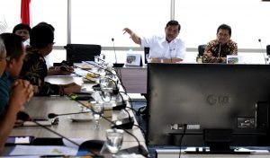 Menteri Koordinator Bidang Kemaritiman Luhut B Pandjaitan Pimpin Rakor Sinkronisasi dan Sinergitas Pengelolaan dan Pengamanan Laut di Kawasan Lego Jangkar di Selat Phillips (Pulau Nipa) dan Selat Singapura (Pulau Tolop) di Kantor Kemenko Maritim (24/3)