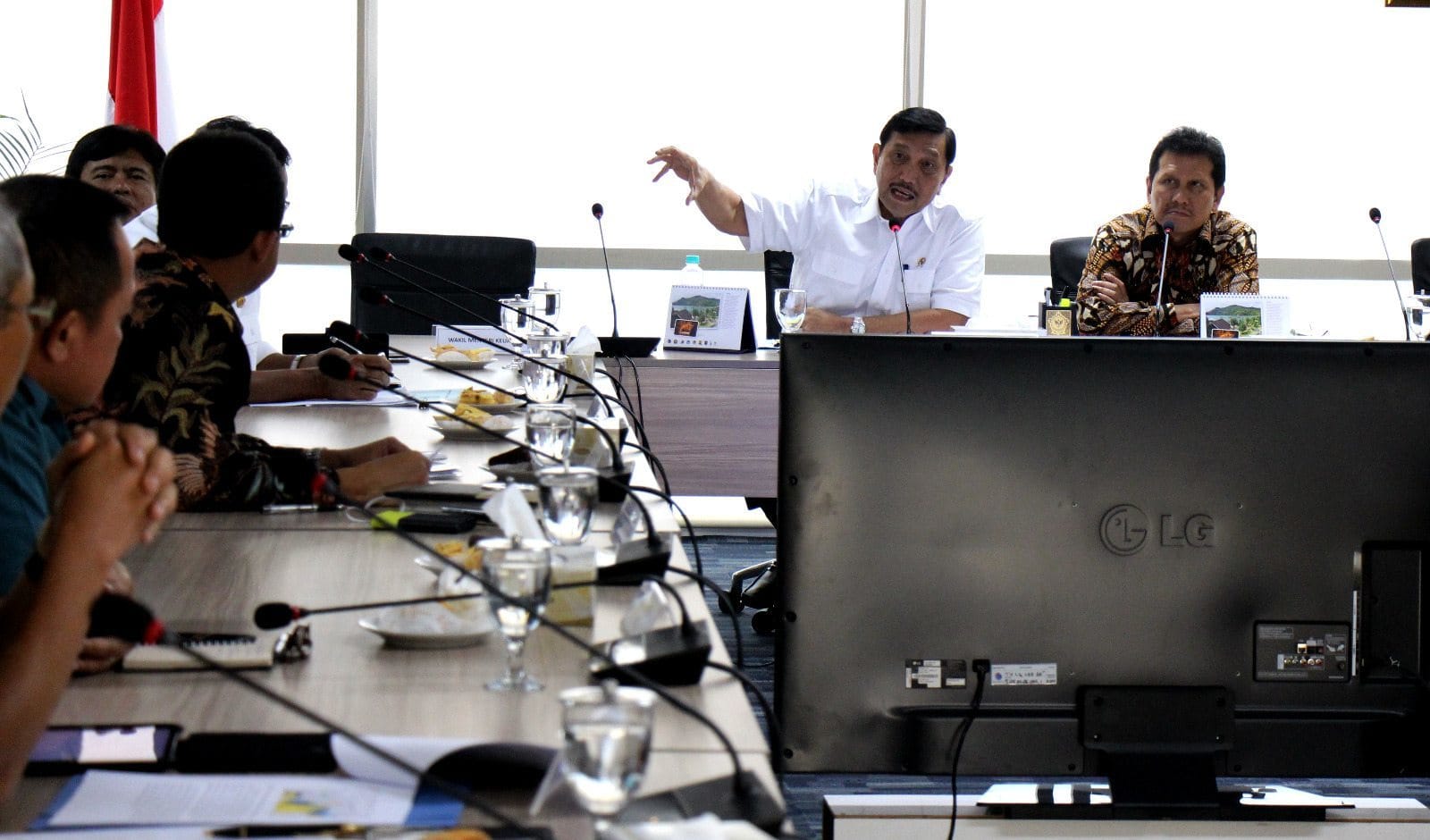 Di dampingi Menpan RB Menko Luhut Pimpin Rakor Sinkronisasi dan Sinergitas Pengelolaan dan Pengamanan Laut di Kawasan Lego Jangkar Di dampingi Menpan RB Menko Luhut Pimpin Rakor Sinkronisasi dan Sinergitas Pengelolaan dan Pengamanan Laut di Kawasan Lego Jangkar