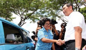 Menteri Koordinator Bidang Kemaritiman Luhut B Pandjaitan mencoba fasilitas kolaborasi antara bluebird dengan gojek (30/3)