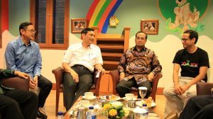 Menteri Koordinator Bidang Kemaritiman Luhut B Pandjaitan di dampingi Menhub Budi Karya menghaadiri sekaligus memberikan sambutan dan menyaksikan peluncuran kolaborasi Blue Bird dan Gojek di Borobudur Hotel (30/3)