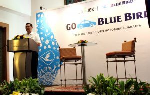 Menteri Koordinator Bidang Kemaritiman Luhut B Pandjaitan di menghaadiri sekaligus memberikan sambutan dan menyaksikan peluncuran kolaborasi Blue Bird dan Gojek di Borobudur Hotel (30/3)