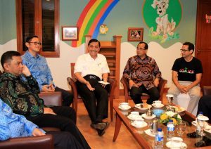 Menteri Koordinator Bidang Kemaritiman Luhut B Pandjaitan di dampingi Menhub Budi Karya menghaadiri sekaligus memberikan sambutan dan menyaksikan peluncuran kolaborasi Blue Bird dan Gojek di Borobudur Hotel (30/3)